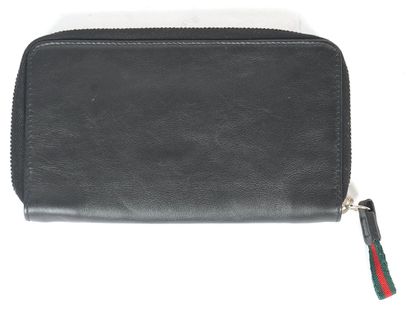 GUCCI 
Porte-monnaie Gucci en cuir noir,...