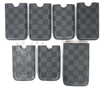 LOUIS VUITTON
Ensemble de 7 étuis à téléphone...
