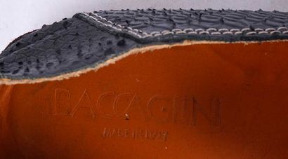 BACCAGLINI 
Paire de mocassins en cuir texturé...