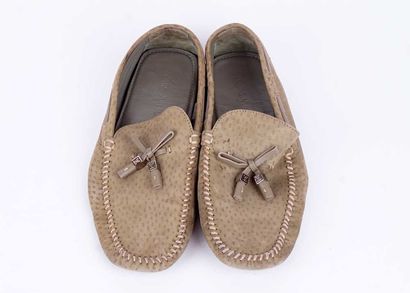 LOUIS VUITTON
Paire de mocassins de couleur...