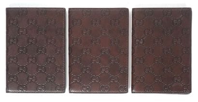 GUCCI 
3 portefeuilles Gucci en cuir marron...