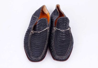 BACCAGLINI 
Paire de mocassins en cuir texturé...