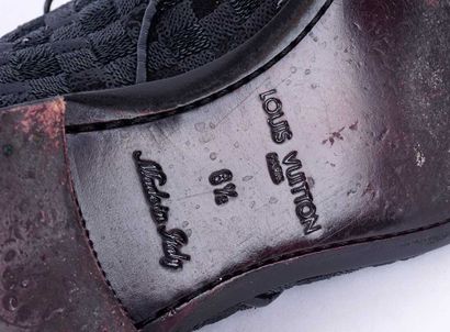 LOUIS VUITTON
Paire de derby à damiers texturés...