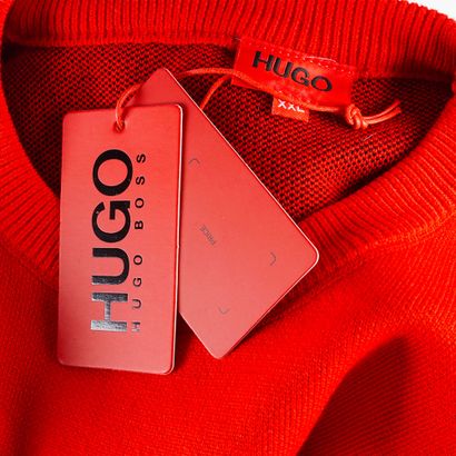 HUGO BOSS 
Tricot rouge avec logotype au...