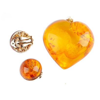 AMBRE / AMBER
Pendentif cœur en ambre comprenant...