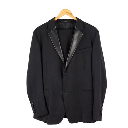 GUCCI
Complet noir en laine bordé de cuir....