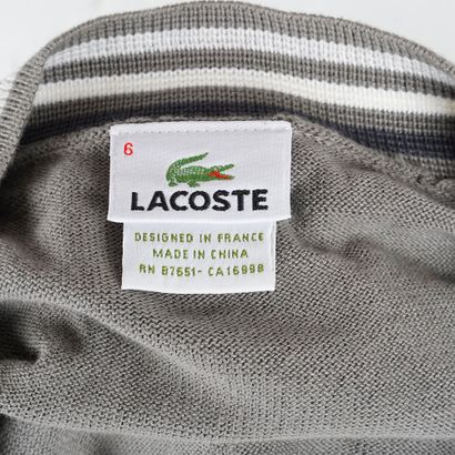 LACOSTE 
Ensemble comprenant : 
- Un cardigan...