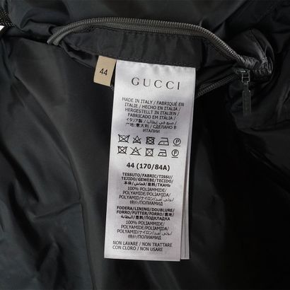 GUCCI
Manteau à capuche gris foncé GG
Taille...