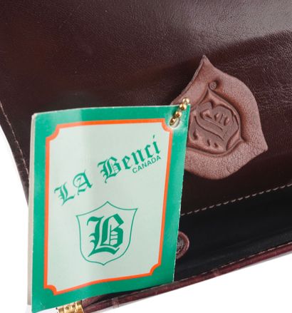 LA BENCI
Sac enveloppe en cuir marron façon...