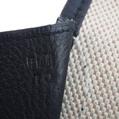 HERMÈS
Pochette Hermès Jige en cuir noir,...