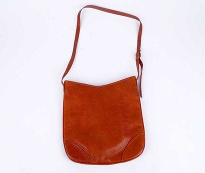 BURBERRY
Sac Burberry en cuir marron, fermeture...
