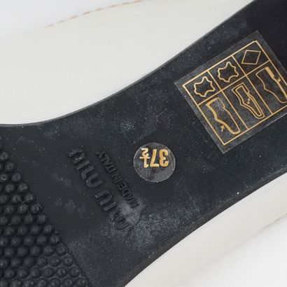 MIU MIU
Mules blanches avec kitten heel dont...