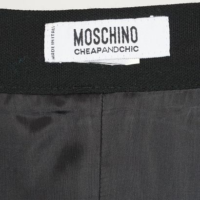 MOSCHINO
Black Moschino midi lined skirt.
Size:...