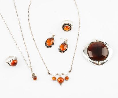 AMBRE, ARGENT / AMBER, SILVER
Lot de bijoux...