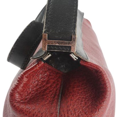 HERMÈS
Sac vintage Hermès en cuir bourgogne,...