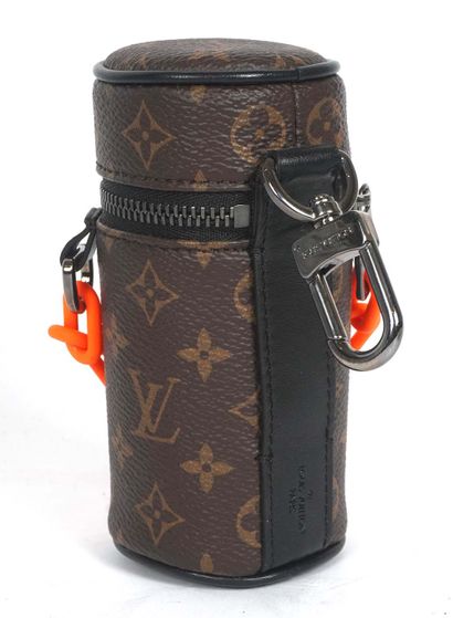 LOUIS VUITTON
Pochette baril Louis Vuitton...