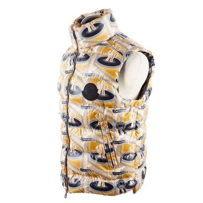 MONCLER
Doudoune dorée à imprimé Moncler...