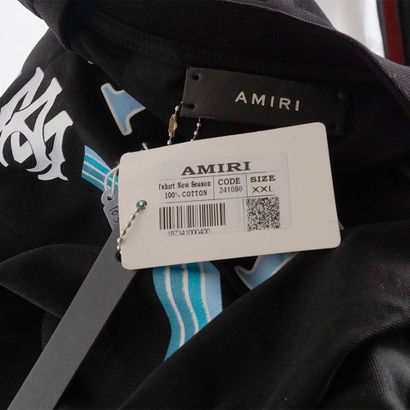 AMIRI
T-shirt noir avec bande bleues
Taille...