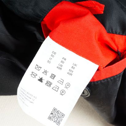 HUGO BOSS
Veste noire avec fermeture à glissière....