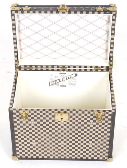 LOUIS VUITTON 
Malle à chapeaux miniature...