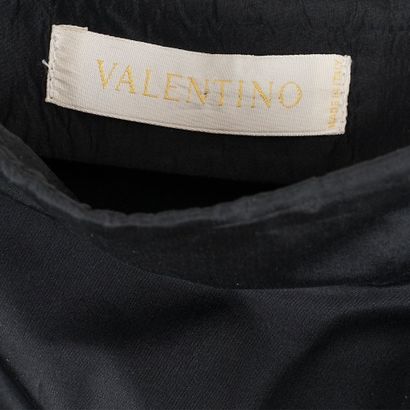 VALENTINO
Valentino black silk lined skirt...