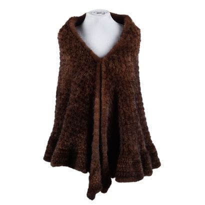 FOURRURE
Poncho de fourrure. Un fermoir.