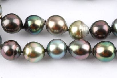 PERLES TAHITI / TAHITI PEARLS
Ensemble composé...