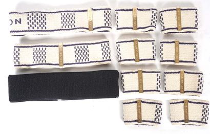 LOUIS VUITTON
Ensemble de bracelets et bandeaux...