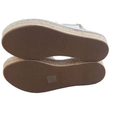FENDI
Sandales Fendi en cuir blanc.
Taille:...