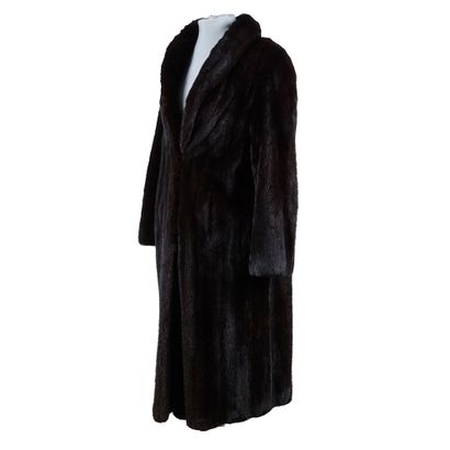 FOURRURE / FUR
Manteau en fourrure de vison.
Longueur:...