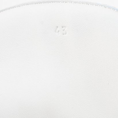 HERMÈS
Baskets Hermès District en cuir blanc...