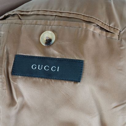 GUCCI
Veste tailleur beige avec logo original...