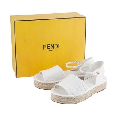 FENDI
Sandales Fendi en cuir blanc.
Taille:...