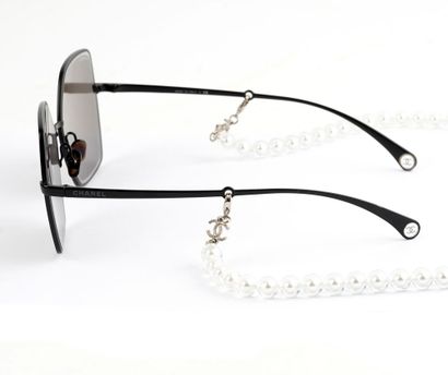 CHANEL 
Lunettes de soleil noires de forme...