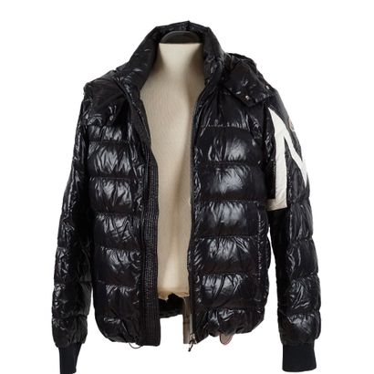 MONCLER
Doudoune Moncler noir à capuche boutonée,...