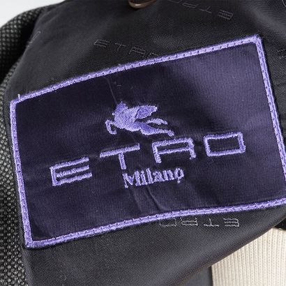 HUGO BOSS
Veste noire avec fermeture à glissière....
