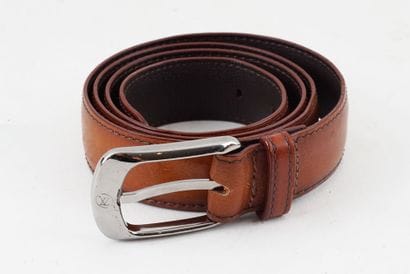 LOUIS VUITTON
Une ceinture en cuir brun....