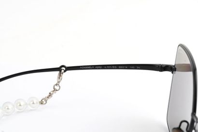 CHANEL 
Lunettes de soleil noires de forme...