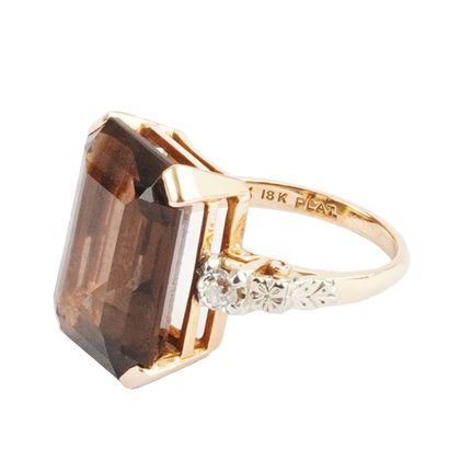 OR 14K, TOPAZE, DIAMANTS 
Bague en or jaune...