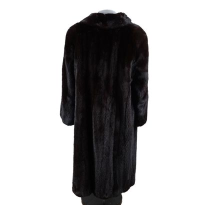 FOURRURE / FUR
Manteau en fourrure de vison.
Longueur:...