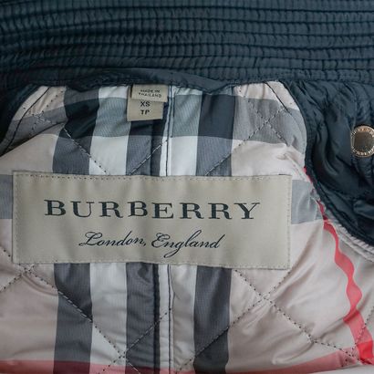 BURBERRY
Manteau noir mi-long matelassé avec...