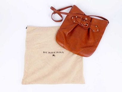 BURBERRY
Sac Burberry en cuir marron, fermeture...