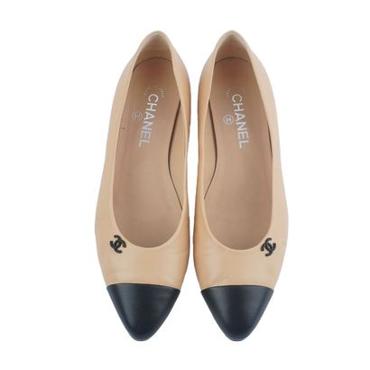 CHANEL
Chaussures classique Chanel en cuir...