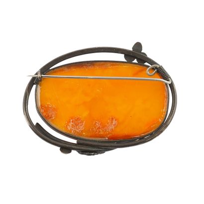 ARGENT, AMBRE / SILVER, AMBER
Broche en argent...