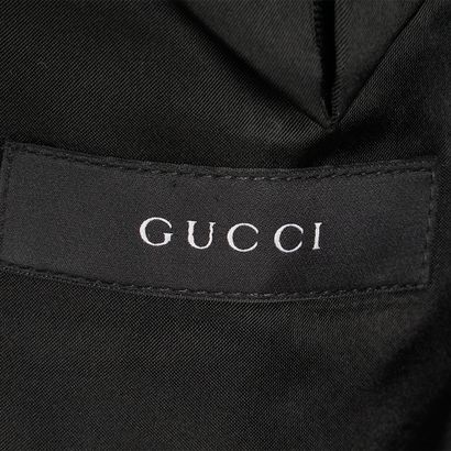 GUCCI
Complet noir en laine bordé de cuir....