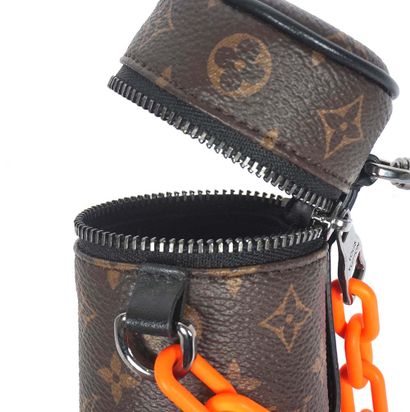 LOUIS VUITTON
Pochette baril Louis Vuitton...
