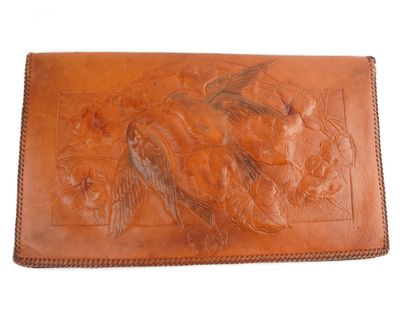 CUIR 
Sac enveloppe de cuir ornée d'appliqués...