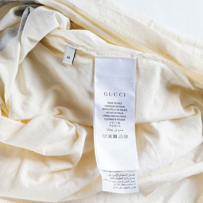 GUCCI
T-Shirt crème avec imprimé logo noir...