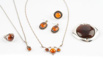 AMBRE, ARGENT / AMBER, SILVER
Lot de bijoux...