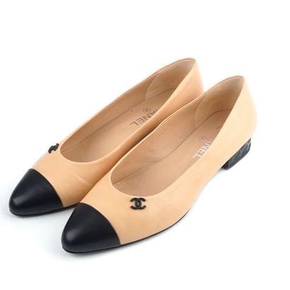 CHANEL
Chaussures classique Chanel en cuir...